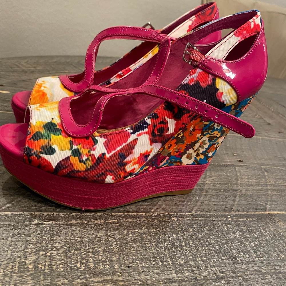 New without Box: Gianni Bini size 7.5 peep toe wedges